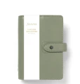 Skorzany-organizer-Filofax-Malden-Personal-Vetiver-z-papierowa-biala-opaska-producenta-na-jasnym-tle