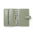 Otwarte-wnetrze-organizera-Filofax-Malden-Personal-Vetiver-z-widocznym-srebrnym-mechanizmem-ringowym-i-kieszeniami-na-karty