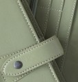 Zblizenie-na-skorzany-pasek-z-metalowym-zatrzaskiem-z-grawerem-Filofax-i-jasne-kontrastowe-przeszycia-skory