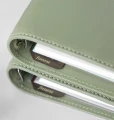 Grzbiety-dwoch-ulozonych-na-sobie-zielonych-organizerow-Filofax-Malden-Vetiver-z-widocznymi-brazowymi-zakladkami-wkladow