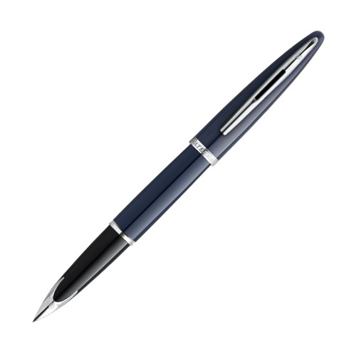 Zdjęcie prezentujące otwarte pióro wieczne Waterman Carène Blue Core CT w całej okazałości, ukazujące gładki, ciemnoniebieski lakierowany korpus oraz czarną sekcję z wbudowaną, rodowaną stalówką z 18-karatowego złota