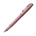 Widok na otwarte pióro wieczne Parker IM Mauve z nałożoną na tył korpusu skuwką, prezentujący metaliczną sekcję i stalówkę pokrytą powłoką PVD w dopasowanym kolorze