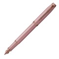 Widok na otwarte pióro wieczne Parker IM Mauve z nałożoną na tył korpusu skuwką, prezentujący metaliczną sekcję i stalówkę pokrytą powłoką PVD w dopasowanym kolorze