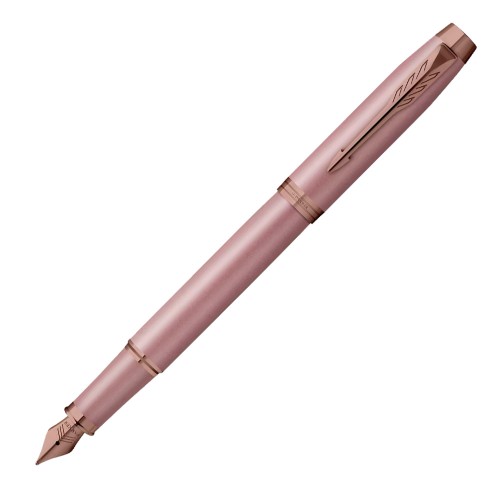 Widok na otwarte pióro wieczne Parker IM Mauve z nałożoną na tył korpusu skuwką, prezentujący metaliczną sekcję i stalówkę pokrytą powłoką PVD w dopasowanym kolorze