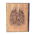 Tylna okladka notesu Paperblanks Gaudi z grafika przedstawiająca wieże bazyliki Sagrada Familia w Barcelonie i napisem Antoni Gaudi na dole.