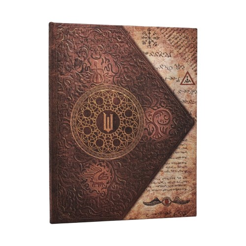 Przednia okladka notesu Paperblanks The Grimmerie Ultra w linie z asymetryczna magnetyczna klapa imitujaca rzezbiona brazowa skore oraz pergamin z runami.