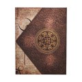 Tylna okladka notesu Paperblanks The Grimmerie przedstawiajaca tloczona brazowa skore ze zloconym centralnym symbolem i magicznymi rekopisami.