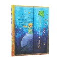 Przednia okladka notesu Paperblanks Maly Ksiaze Ultra prezentujaca postac ksiecia na blekitnej planecie w otoczeniu ptakow i gwiazd.