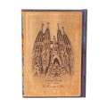 Tylna okladka notesu Paperblanks Gaudi z widocznym odrecznym pismem Antoniego Gaudiego oraz klapa magnetyczna z motywem kolorowej mozaiki.