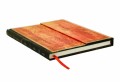 Notes Paperblanks Goethe Faust lezacy pod katem prezentujacy ciemny zdobiony grzbiet, boczna klape magnetyczna oraz czerwona wstazke.