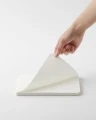 Ręka odrywająca czystą kartkę z bloczka MD Paper Pad Cotton A5