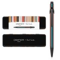 Długopis Caran d’Ache 849 Paul Smith Edition 5 oraz otwarte metalowe pudełko