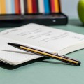Długopis Caran d’Ache 849 Paul Smith leżący na notatniku