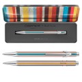 Srebrny długopis Caran d’Ache 849 Paul Smith w otwartym pudełku z kolorowymi paskami