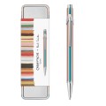 Prezentacja srebrnego długopisu Caran d’Ache 849 Paul Smith Edition 5 z opakowaniem