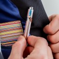 Srebrny długopis Caran d’Ache 849 Paul Smith w kieszeni marynarki