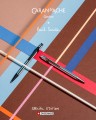 Srebrny długopis Caran d’Ache 849 Paul Smith zestawiony z wersją czarną na tle pasków