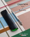 Długopis Caran d'Ache Ecridor Paul Smith oraz etui na tle kolorowych pasków nawiązujących do stylu Paula Smitha.