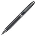 Pełny widok długopisu Sheaffer Legacy Chevron Matte Black na białym tle, ukazujący idealne proporcje.