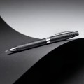 Profesjonalne ujęcie długopisu Sheaffer Legacy Chevron na kontrastowym tle, podkreślające jego nowoczesną estetykę.