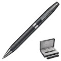 Pełny widok długopisu Sheaffer Legacy Chevron Matte Black na białym tle, ukazujący idealne proporcje.