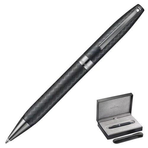 Pełny widok długopisu Sheaffer Legacy Chevron Matte Black na białym tle, ukazujący idealne proporcje.