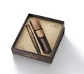 Zestaw upominkowy zawierający długopis Sheaffer 100 Coffee Edition oraz pasujące skórzane etui wewnątrz eleganckiego pudełka.