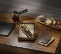 Długopis Sheaffer Coffee Edition leżący obok notatnika i filiżanki kawy, w ciepłej, nastrojowej aranżacji.