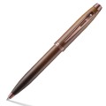 Długopis Sheaffer Coffee Edition o matowym, brązowym wykończeniu z elementami w kolorze miedzianym.
