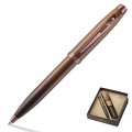Zestaw upominkowy zawierający długopis Sheaffer 100 Coffee Edition oraz pasujące skórzane etui wewnątrz eleganckiego pudełka.