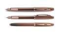 Trzy widoki pióra wiecznego Sheaffer Gift 100 Coffee Edition: otwarte, zamknięte oraz samo pióro z profilu