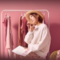 Kobieta z notatnikiem w ręku trzymająca długopis Parker IM Rituals Mauve.