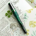 benu-four-leaf-clover-pioro-wieczne-zamkniete-na-notatkach