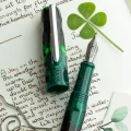 benu-four-leaf-clover-pioro-wieczne-zblizenie-na-stalowke
