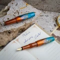 benu-pixie-aurora-gold-pioro-wieczne-na-notatniku