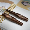 benu-pixie-coffee-brown-pioro-wieczne-otwarte-na-notatniku