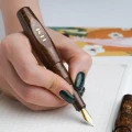 benu-pixie-coffee-brown-pioro-wieczne-w-dloni-podczas-pisania