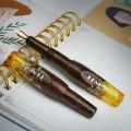 benu-pixie-honey-bronze-pioro-wieczne-otwarte-na-notatniku