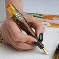 benu-pixie-honey-bronze-pioro-wieczne-podczas-pisania