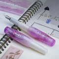 benu-pixie-icy-violet-pioro-wieczne-otwarte-na-notatniku