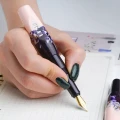 benu-pixie-plum-cream-pioro-wieczne-podczas-pisania