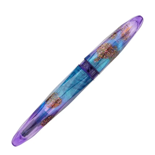 benu-briolette-amethyst-tide-pioro-wieczne-podczas-pisania-na-notatniku