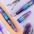 benu-briolette-amethyst-tide-pioro-wieczne-widok-z-gory-na-biurku