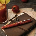 pioro-wieczne-benu-bloody-mary-aranzacja-na-biurku
