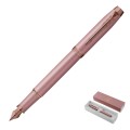 Widok na otwarte pióro wieczne Parker IM Mauve z nałożoną na tył korpusu skuwką, prezentujący metaliczną sekcję i stalówkę pokrytą powłoką PVD w dopasowanym kolorze
