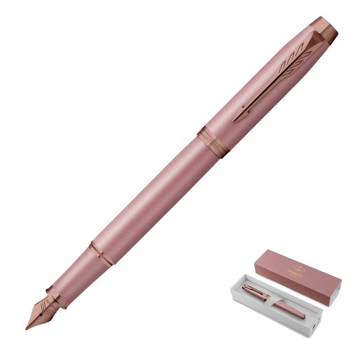 Widok na otwarte pióro wieczne Parker IM Mauve z nałożoną na tył korpusu skuwką, prezentujący metaliczną sekcję i stalówkę pokrytą powłoką PVD w dopasowanym kolorze