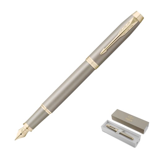40143.jpgPrecyzyjne ujęcie pióra wiecznego Parker IM z kolekcji The Finishing Touch w wersji Sandstone PVD, ukazujące detalicznie grawerowaną stalówkę o rozmiarze F