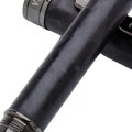 Zbliżenie na korpus i skuwkę pióra wiecznego Conklin Endura Forged Carbon Fiber. Detal pokazujący charakterystyczny, marmurkowy wzór kutego włókna węglowego oraz precyzyjne wykończenie.