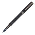Elegancki profil pióra wiecznego Conklin Endura Forged Carbon Fiber. Pełen widok na smukłą sylwetkę pióra, podkreślający innowacyjny materiał i ponadczasowy design.