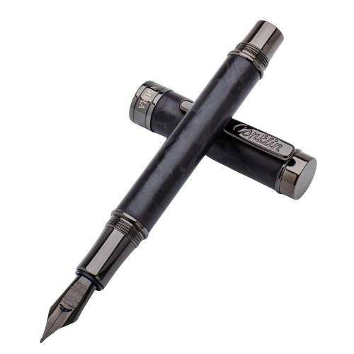 Pióro wieczne Conklin Endura Forged Carbon Fiber – widok na otwarte pióro ze skuwką w tle. Prezentuje unikalną strukturę kutego włókna węglowego i czarną, zdobioną stalówkę.